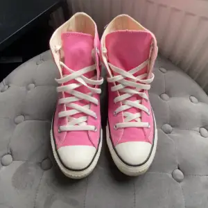 Rosa Converse 💕 jätte bra skick på dom!! Köpta i USA för några år sedan men använda ca 4-5 gånger!! Storlek 37,5 men skulle säga att dom passar även 38 