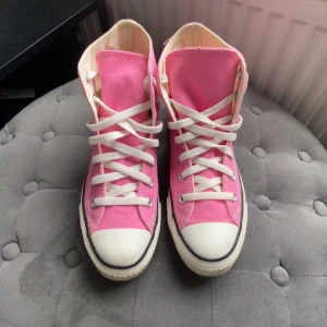 Rosa Converse  - Rosa Converse 💕 jätte bra skick på dom!! Köpta i USA för några år sedan men använda ca 4-5 gånger!! Storlek 37,5 men skulle säga att dom passar även 38 