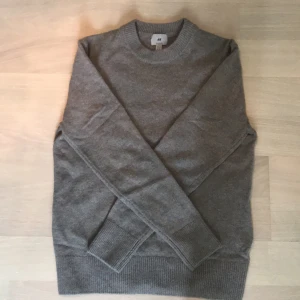 Stickad tröja - Säljer denna stickade tröjan från hm för att jag inte använder den längre. Har använts ett fåtal gånger skriv om ni har frågor 