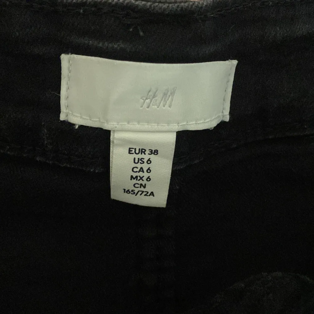 Jeans shorts från hm! Båda är i storlek 38! Du kan köpa båda för 50 eller ett par för 25kr! Färg: svart och ljus blå. Köpte förra sommaren, säljer för att de är för stora. Shorts.