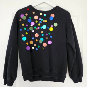 Mörkgrå sweatshirt med paljetter - Så unik och fin mörkgrå sweatshirt med paljetter på! Paljetterna är fastsydda och tål maskintvätt. Ingen paljett har ramlat av och tröjan är i fint skick! 