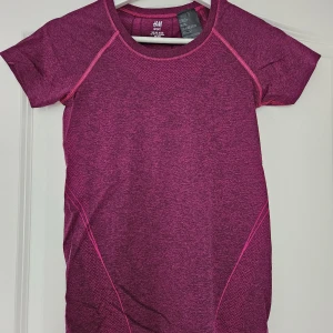 Mörkröd/mörklila träningströja - Otroligt skön träningströja! Andas bra och sitter som en smäck! Fint skick 😍