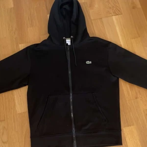 Lacoste kofta - Nu säljer jag denna Lacoste koftan som är i underbar skick, inte använd