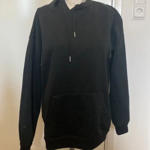 Svart hoodie - En svart hoodie men fjärils tryck 