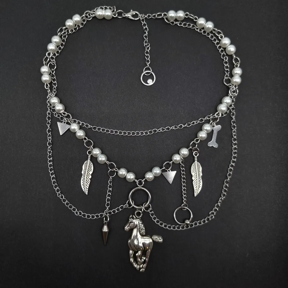 Handgjort unik  halsband och exklusiv design🖤Följ :@ekjewelryofficial🤲  🔗⛓️Material- rostfritt stål, zinklegeringar och pärlor. Längd: 36-41cm. . Accessoarer.