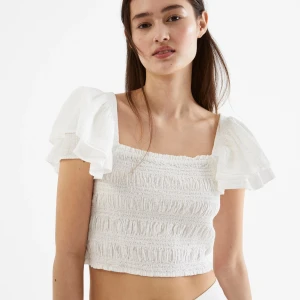 Blus med volangärmar - Blus från kappahl med volangärmar i strl XS. Aldrig använd, säljer för att den är för stor, jag har vanligtvis xs/s så den är stor i storlek. Nypris 399kr. Pris går att diskutera🩷