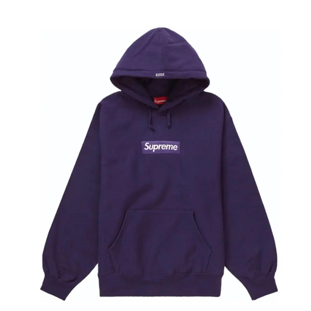 Säljer en supreme box logo som släpptes FW23, är helt oanvänd 🏅 Storlek: S - Färg: Dark Purple 🗄️ Oanvända och kvitto finns såklart  . Hoodies.