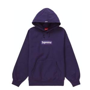 Säljer en supreme box logo som släpptes FW23, är helt oanvänd 🏅 Storlek: S - Färg: Dark Purple 🗄️ Kvitto finns såklart 