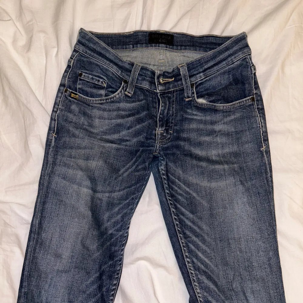 Säljer dessa super snygga lågmidjade Skinny jeansen från Tiger of sweden. Är i mycket bra skick, den har tyvärr inte fått uppmärksamheten den förtjänar hos mig så hoppas någon annan kan ge det🌟  Storlek 26/32. Jeans & Byxor.