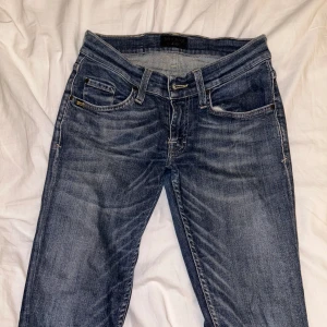 Jeans tiger of sweden  - Säljer dessa super snygga lågmidjade Skinny jeansen från Tiger of sweden. Är i mycket bra skick, den har tyvärr inte fått uppmärksamheten den förtjänar hos mig så hoppas någon annan kan ge det🌟  Storlek 26/32