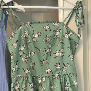 Blommig sommarklänning silke stl XS/S - Grön sommarklänning i mycket fint skick. Stl XS/S.