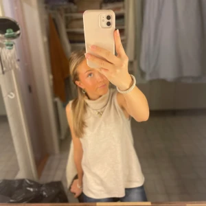 Stickad halterneck tröja  - Säljer nu denna fina tröja då jag inte använder den lika mycket längre. Superfin och passar till allt. Lite smink som fastnat i nacken från när man satt på sig tröjan men som går bort i tvätten vilket jag löser innan jag skickar iväg såklart!