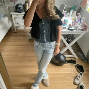 Jeans topp - Säljer min fina jeanstopp från ZARA då den inte kommer till användning längre. Inga defekter, som ny. Ej använd ofta.