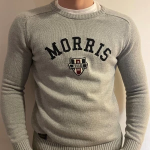 Morris tröja  - Morris Tröja Storlek M  modellen är 185cm lång 