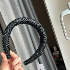 Hårband - Hårband från Bikbok. Aldrig använd 🤍säljer då jag inte hann returnera den i tid. Köpt för 159 kr 