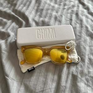 Säljer mina snygga CHIMI solglasögon som bara legat i fodralet sedan jag köpte dem. Modellen är 005, säljs knappt längre. De är endast testade, därav väldigt fint skick. Köpta för 1000kr, säljer för 500kr.