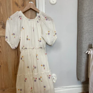 Sommarklänning!! - Säljer nu en söt sommarklänning från zara i strl 164, den är bara använd en gång så INGA defekter💕den har broderade blommor i olika färger och vita knappar! Nypris 359 och säljs för 300kr,perfekt till sommaren! Fläckarna som syns är den dåliga kamran