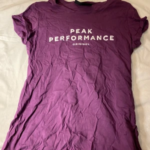 Lilla peak performance T-shirt - Storlek small Har aldrig använt  Ingen fläk eller hål Köparen står för frakten  