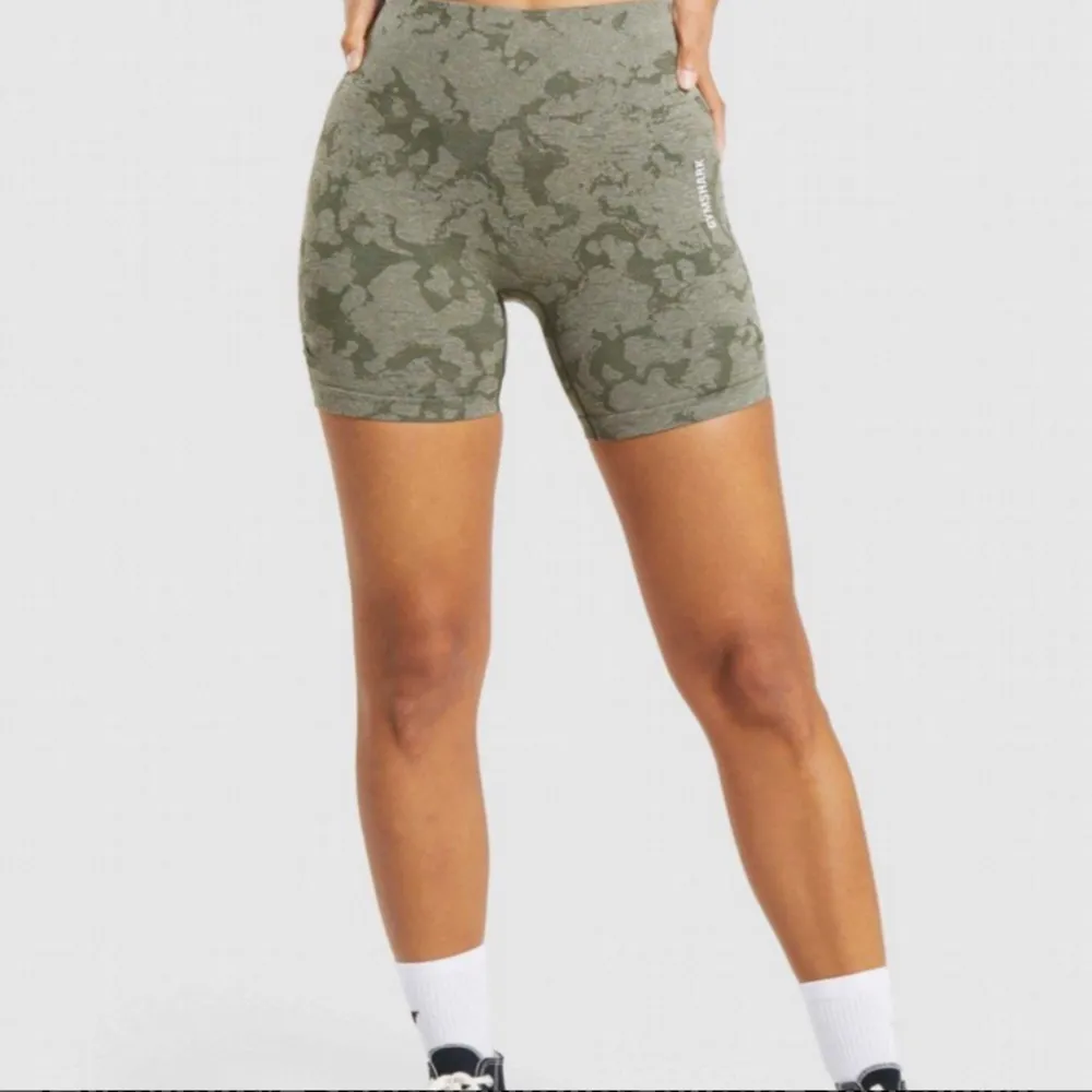 Säljer dessa militärgröna shorts från gymshark! Endast använda en gång så är i nyskick, storlek S! Kontakta mig för fler bilder 💛💛. Shorts.
