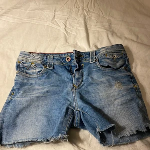Blåa jeans shorts  - 140cm  Stretchig Andvänt få gånger  Ingen fläk  Köparen står för frakten 