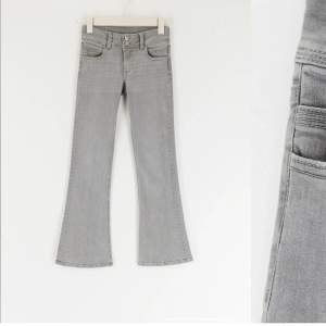 Säljer dessa jätte fina jeans från Gina Young i storlek 170 som är slutsålt 🥰