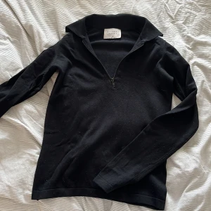 Zip tröja  - Tunnare zip tröja köpt från Nelly. Fint skick och storlek xs. 
