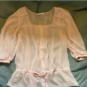 Blus - Nu säljer jag den här fina rosa blusen i storlek 38. Plagget kan användas både som blus men också som cardigan.  Perfekt nu till våren och sommaren! Bara att höra av sig vid frågor! 💘💘