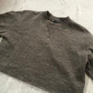 Fin tröja ifrån Zara💞 - Ny skick, lite kortare modell på tröjan. Storlek S men passar oxå xs Skriv privat vid intresse/frågor💕💕