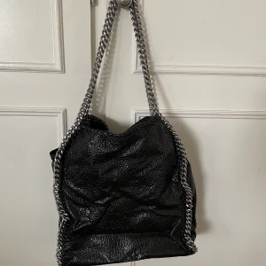 Väska med kejda - Väska med kedja på kanterna. 