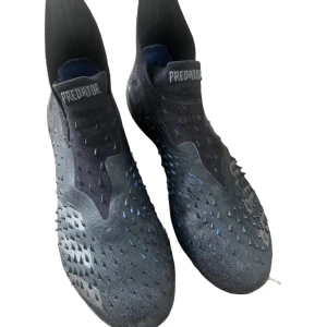 Adidas predators - Fina adidas predators i bra skick köpt via second hand och endast använda av mig ca. 1-2 mån innan jul men nu är de försmå, pris går att diskutera och skriv för fler bilder