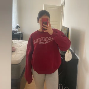 Röd Sweatshirt - Röd sweatshirt från ginatricot i st M. Jag har vanligtvis XS/S för referens