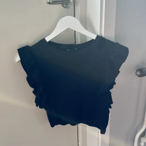 Söt topp  - Jättesöt topp ifrån zara, endast använd några gånger 💕💕