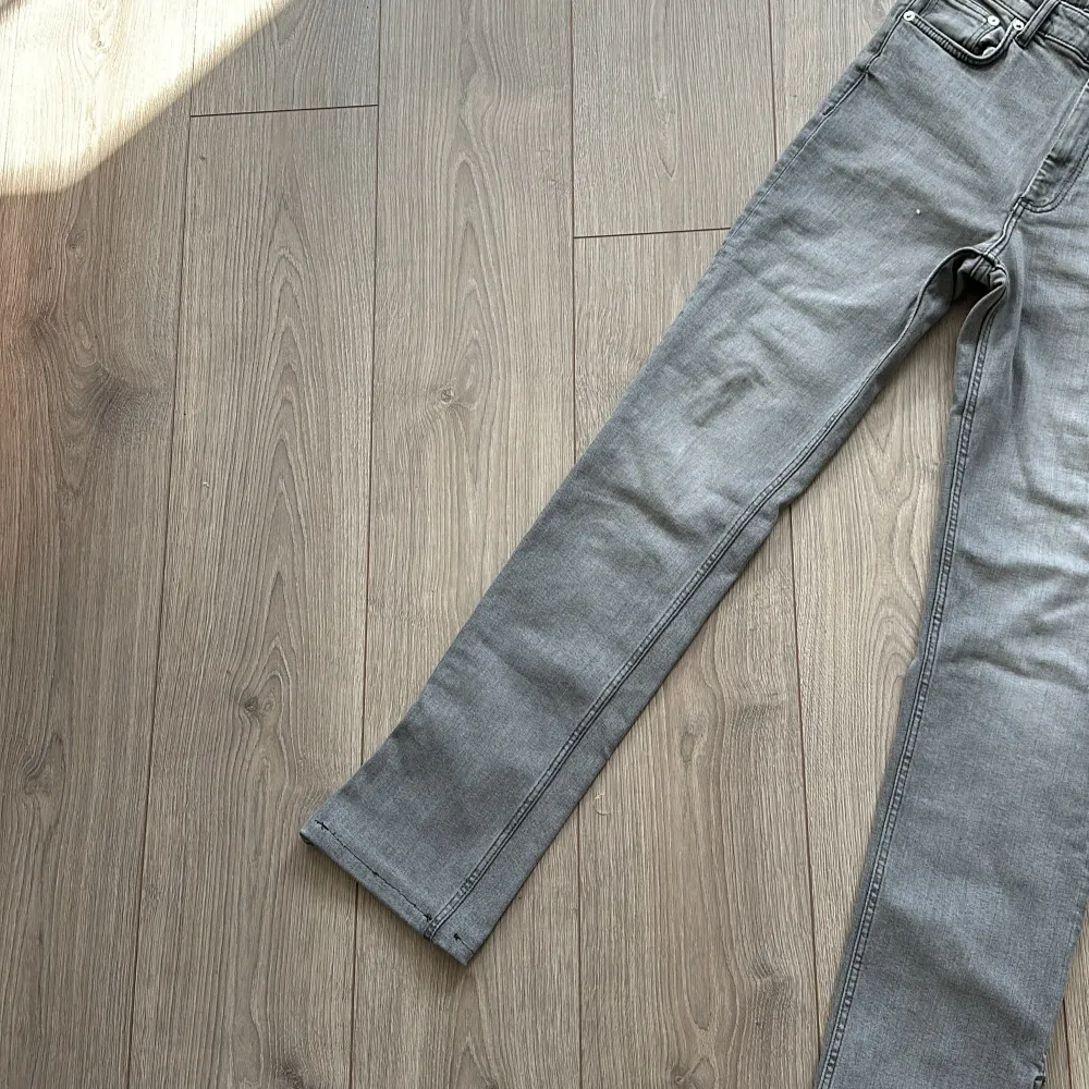 Jeans från zara, endast använda 5 gånger💕. Jeans & Byxor.