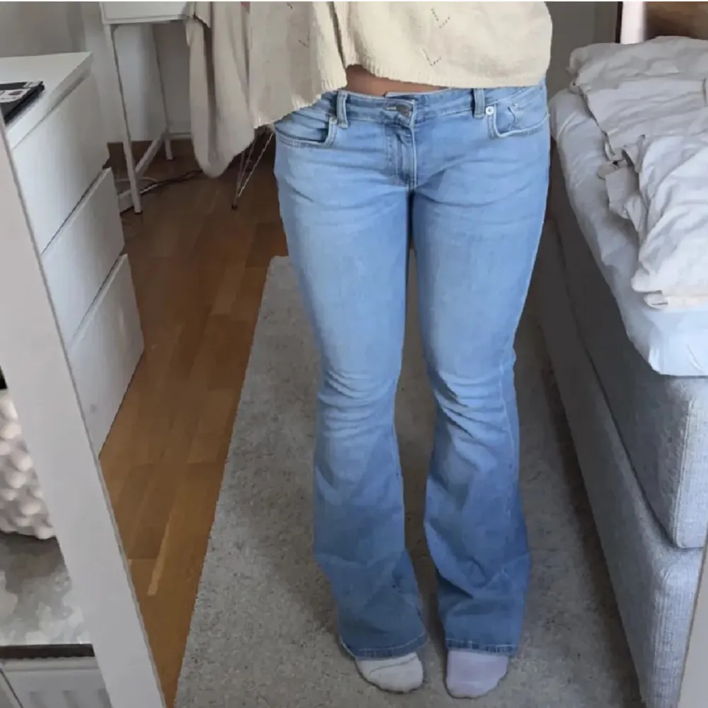 Lågmidjade jeans från lager 157, fint skick i strl xs, (short). Jeans & Byxor.