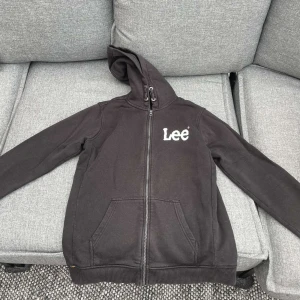 Lee full zip - Hej  Säljer nu min fina lee zip i väldigt bra skick som är sparsamt använd. Inga skador. Skriv om ni har några frågor.