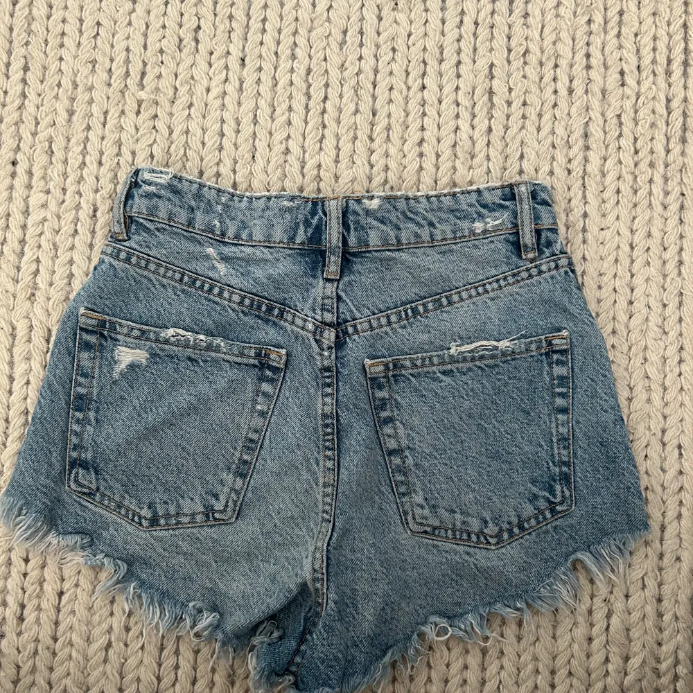 Jeansshorts från zara i storlek 34 💕 kontakta för fler frågor (köparen står för frakten )💕. Shorts.