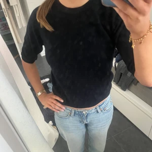 Stickad topp - Sååå snygg stickad T-shirt i mörk blå. Typ ett år gammal men knappt använd💞