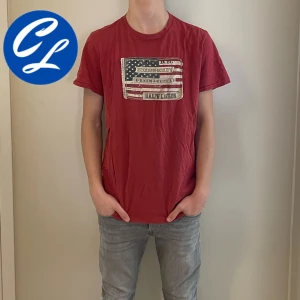 Ralph Lauren T-shirt  - Tja! Nu säljer vi denna riktigt snygga tishan från Ralph Lauren. Tishan är i storlek M. Tveka inte att höra av dig vid minsta fråga eller fundering!👍