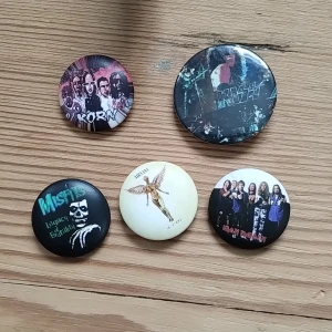 band pins - ༘⋆ band pins! Alla för endast 38kr || 1st = 10kr o mer! ༘⋆