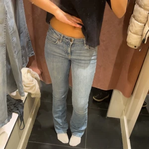 lågmidjade jeans  - säljer dessa snygga lågmidjade jeans från zara! köpte ett par nya jeans så tänkte sälja dessa💘  OBS, pris går att diskutera!