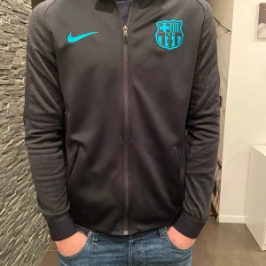 Barcelona tröja - Säljer nu denna Barca tröjan då den inte kommer till användning längre, skicket är okej då den har liten brännskada vid handleden men det syns eller känns knappt. 