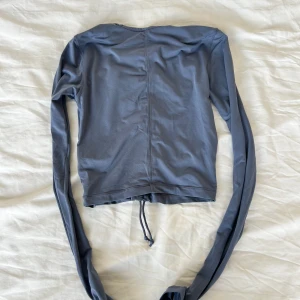 topp från h&m - inga defekter, säljs pga brist på användning❤️ kontakta vid frågor!