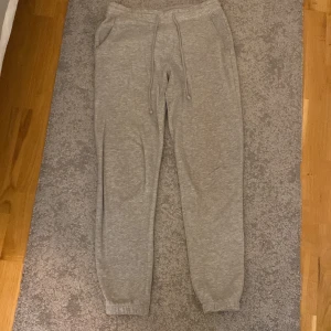 Mjukisbyxor  - Basic grå mjukisbyxor från Divided i bra skick🥰