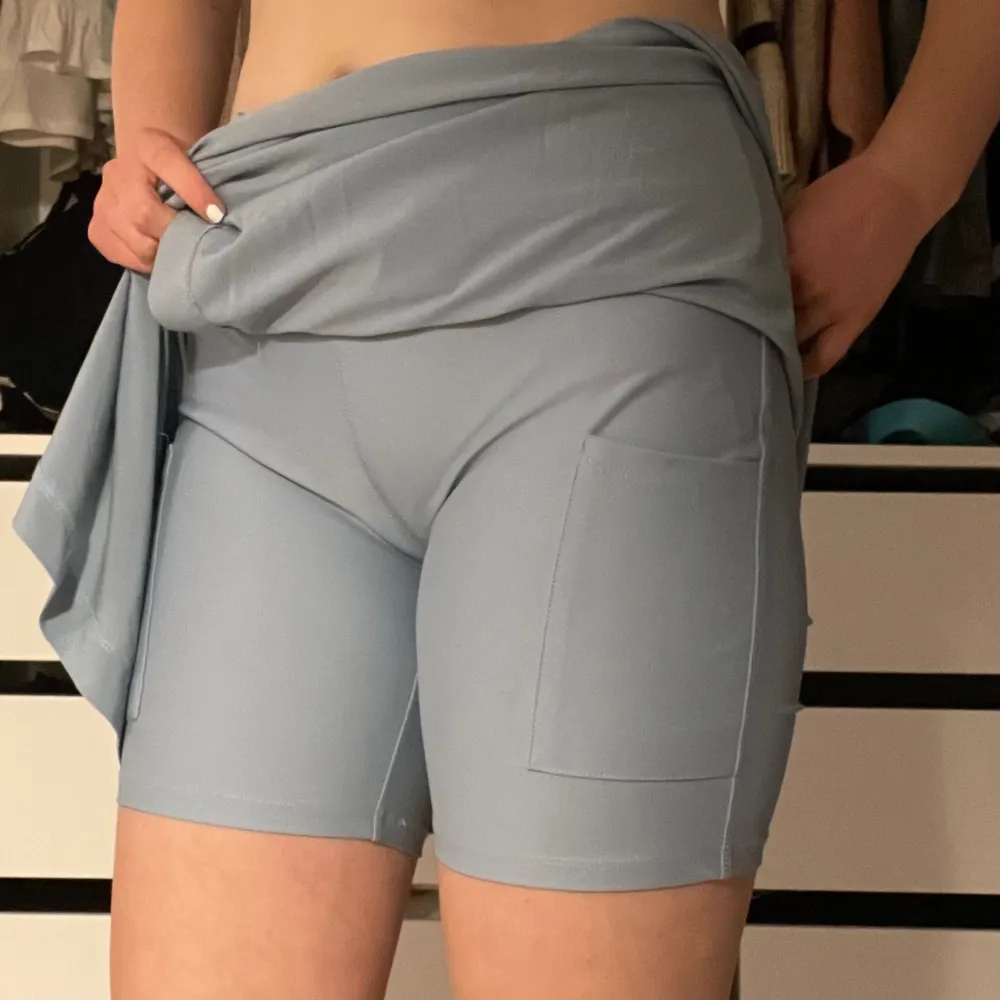 Blå träningskjol med shorts med fickor under.  Dem är använda några gånger, därav i gott skick. Kontakta vid intresse eller funderingar!❤️. Shorts.