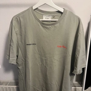 Axel Arigato t-shirt  - Axel Arigato T-shirt  Backprint Sällan använd (därav skrynklig)