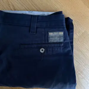 Vintage Mustang chinos i riktigt snygg passform! Köpt på beyond retro. Storleken är lite oklar men passar mig som är en typ M, 163cm.