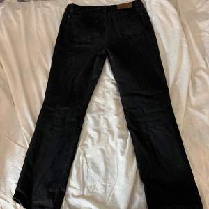 Svarta jeans med låg/medel midja. Står storlek L30 vilket jag inte vet vad det är för storlek men jag skulle säga att de är 40/42. De är raka i modellen och från COTTON TEAM.