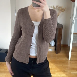 Brun tunnstickad kofya - Supersöt kofta från Levine💕