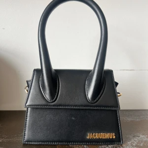 Jacquemus väska - Jättefint skick, knappt kommit till användning.  ( Ingår ingen dustbag eller låda )