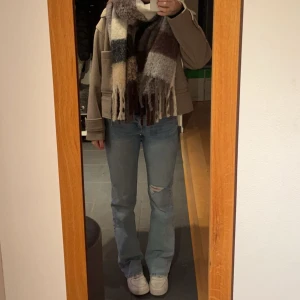 Ljusblåa jeans - Säljer dessa superfina jeans då dom inte kommer till användning nå längre💗vet inte vilket märke det är då det inte finns någon lapp🫶🏼(andra bilden är lånad)
